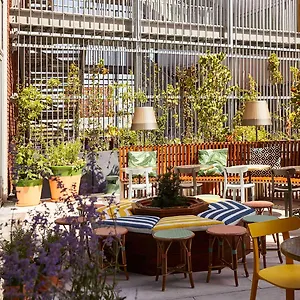 Hotel Mama Shelter, Lila